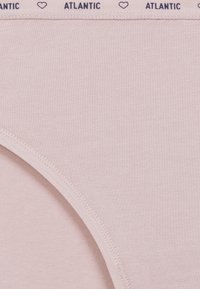 Jasnoróżowa bawełniana bielizna z szerokim elastycznym paskiem z napisem "ATLANTIC" oraz akcentami serc. Gładka tekstura i prosty design.