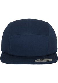 Marineblå cap med flad skygge, konstrueret af slidstærkt stof. Har syede paneler og et cirkulært logo-patch på skyggen.
