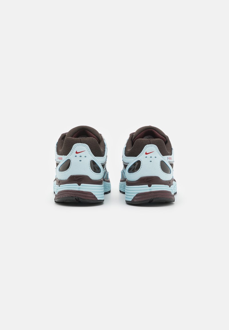 Des chaussures de course Nike avec une tige en mesh bleu clair, des accents marron foncé, des évents distinctifs et une semelle noire texturée.