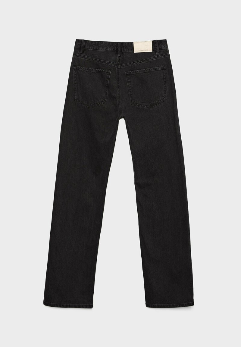 Jean en denim noir avec une coupe droite, comprenant un agencement classique à cinq poches et une étiquette en cuir sur la taille.