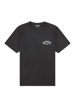 T-shirt Wrangler noir à manches courtes avec texte blanc « WRANGLER SPIRIT OF THE WEST 1947 » sur la poitrine gauche.