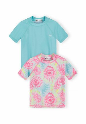 Dwa dziecięce krótkie rashguardy z krótkim rękawem, jeden w jednolitym jasnoniebieskim kolorze z małym logo palmy, drugi w wzór tie-dye w kolorach różowym, niebieskim i żółtym.