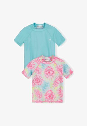 Dwa dziecięce krótkie rashguardy z krótkim rękawem, jeden w jednolitym jasnoniebieskim kolorze z małym logo palmy, drugi w wzór tie-dye w kolorach różowym, niebieskim i żółtym.