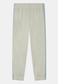 Calças de moletão cinza claro com um cós elástico e punhos. Apresenta riscas laterais brilhantes em azul e dourado. Textura suave.