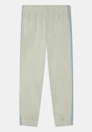 Calças de moletão cinza claro com um cós elástico e punhos. Apresenta riscas laterais brilhantes em azul e dourado. Textura suave.