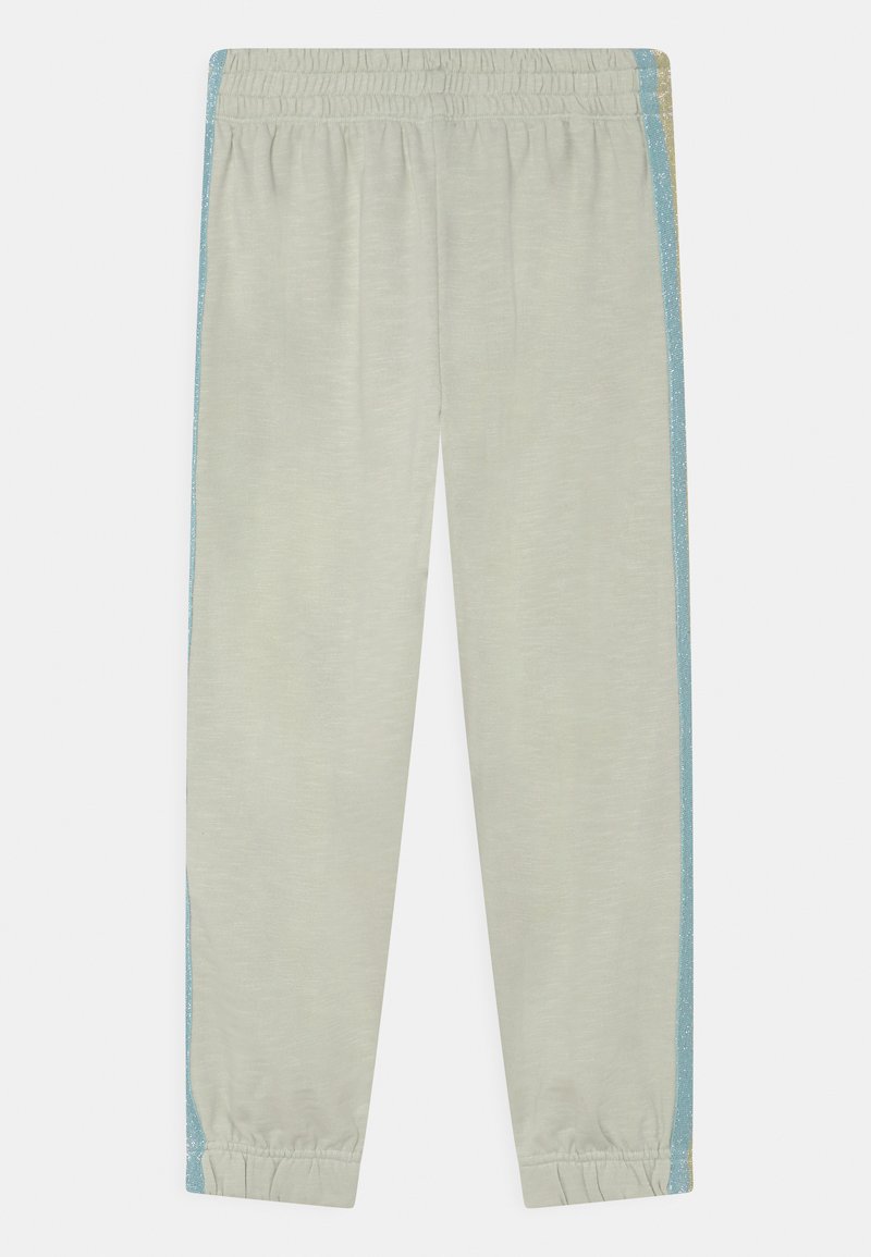 Calças de moletão cinza claro com um cós elástico e punhos. Apresenta riscas laterais brilhantes em azul e dourado. Textura suave.