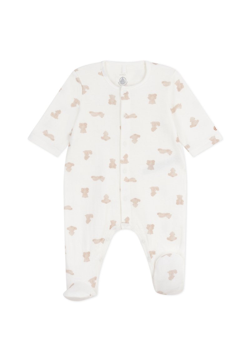 Hvit babybody laget av myk bomull, med et gjentakende beige bamsemønster, lange ermer og trykknapper foran.
