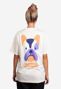 Weißes Baumwoll-T-Shirt mit einem großen lila-orangefarbenen Französischen Bulldoggen-Design auf dem Rücken, mit dem Text "BITTE NICHT STÖREN" darunter.