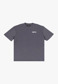 Tricou din bumbac gri cu mânecă scurtă și gât rotund. Are un mic logo alb "DROPSIZE" în partea superioară stângă a pieptului.