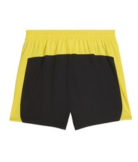 Shorts atletici neri e gialli con vita elastica. Il design presenta una parte anteriore nera uniforme e pannelli laterali gialli. Texture liscia.