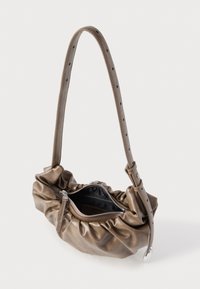 Barna bőrtáska, összecsomózott dizájnnal, állítható pánttal, cipzáras záródással. Belső része fekete béléssel és egy kis zsebbel rendelkezik.