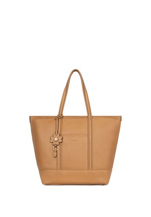 Sac cabas en cuir marron clair avec doubles bretelles et porte-clés en forme de fleur accroché à la sangle avant gauche.