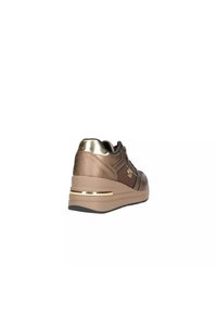 Sneaker marrone con un accento dorato metallico sul tallone, tomaia in tessuto e una suola spessa e texture. Dettaglio con zip sul lato.