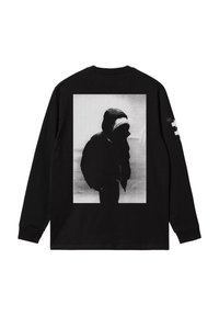 Czarna koszulka z długim rękawem z dużym białym nadrukiem na plecach przedstawiającym sylwetkę w kapturze w prostokątnym ramce. Miękki materiał bawełniany.
