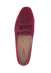 Rote Wildlederschuhe mit flacher Sohle und abgerundetem Zeh, mit einer Schleifendetail auf dem Vorderblatt und einem gepolsterten Innenbereich mit durchbrochenem Design.