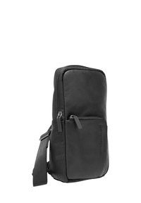 Bolso bandolera de cuero negro con textura suave, forma rectangular, bolsillo con cremallera en la parte frontal y correa ajustable. Detalle de marca sutil visible.