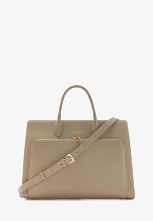 Sac à main en cuir beige avec deux poignées supérieures et une bandoulière amovible. Il possède une poche avant avec un fermoir en ton doré et un logo embossé.