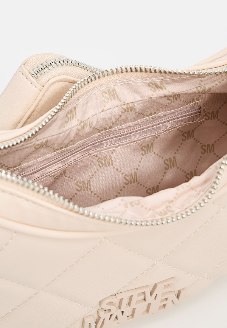 Gepolsterte pinke Handtasche mit Reißverschluss, die ein glattes Außenmaterial und ein gefüttertes Innenleben mit einer kleinen Reißverschlusstasche aufweist.