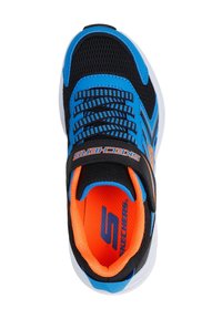 Der Schuh verfügt über ein schwarzes Mesh-Obermaterial mit blauen und orangefarbenen Akzenten, eine flexible Sohle und einen Klettverschluss für einen sicheren Sitz. Das Herstellerlogo ist sichtbar.