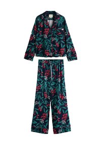Námořnická modrá pyžamová souprava s bílým lemováním, která obsahuje květinový vzor s červenými bobulemi a zelenými listy na vršku i na kalhotách se elastickým pasem.