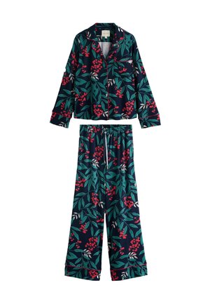 Navy-blaue Schlafanzug-Set mit weißer Biese, das ein florales Muster aus roten Beeren und grünen Blättern sowohl auf dem Oberteil als auch auf den elastischen Hosen hat.