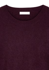Bordeaux trui met een ronde hals, zachte textuur en geribde manchet. Heeft een label met de naam "NA-KD" bij de kraag.