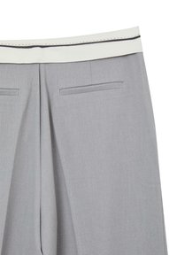 Pantaloni tailored grigi con cintura bianca e dettagli di cucitura blu navy, due tasche posteriori e un design pulito e strutturato.