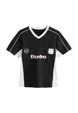 Melnbalts īsām piedurknēm futbols krekls ar V-veida kakla izgriezumu, kura priekšpusē ir rozā "Turbo" logo un vairoga uzšuvums, kontūrēts ar baltu šuvumu.