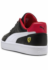 Sorte lædersneakers med hvide detaljer og en rød polstret krave. Har et Ferrari-logo og en textured gummisål.