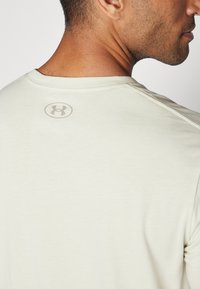 Under Armour ABC CAMO BOXED LOGO - Apdrukāts T-krekls - silt/timberwolf taupe