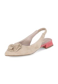 Beige suède slingback schoen met spitse neus, versierd met een bloemdetail en een lage blokhak in het roze. Glad oppervlak, minimalistisch ontwerp.
