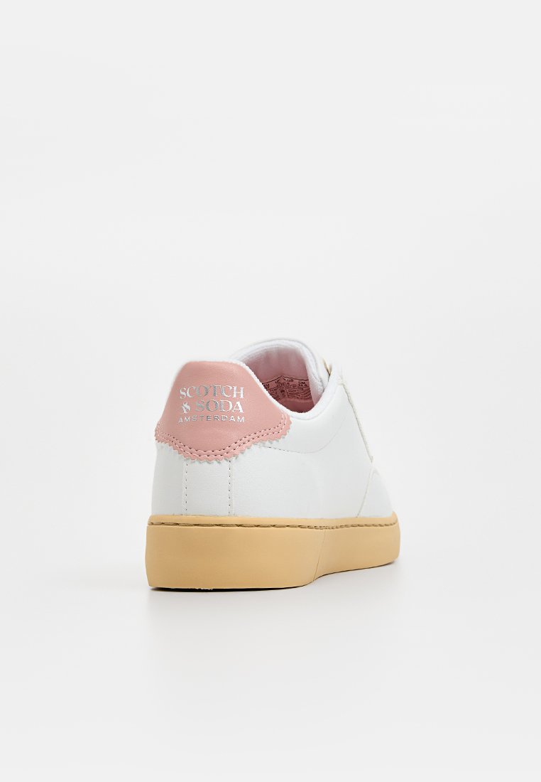 Baskets blanches avec un accent rose au talon, en cuir lisse, avec une languette arrière texturée et une semelle en caoutchouc beige. Logo embossé au talon.