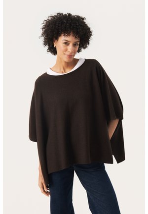 T-shirt oversize marron avec un col blanc, fabriqué en tissu doux. Présente des manches larges et une coupe décontractée, associé à un jean en denim foncé.
