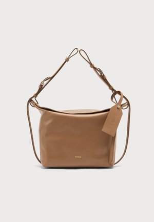 Borsa a tracolla in pelle marrone con cinturini regolabili e targhetta coordinata in rilievo con il nome del marchio Furla sul davanti.