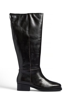 Lange zwarte leren laarzen met een strak design, een vierkante neus en een lage blokhak. Voorzien van een zichtbare naad aan de achterkant en een lusje bovenaan.