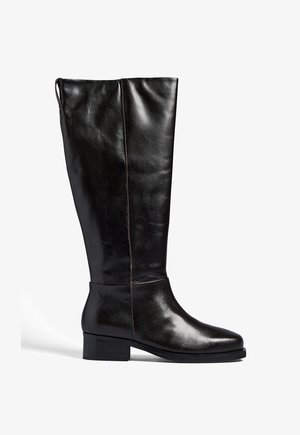 Vysoké čierne kožené čižmy s elegantným dizajnom, hranatou špičkou a nízkym blokovým podpätkom. Majú viditeľný šev pozdĺž zadnej časti a pútko na ťahanie v hornej časti.