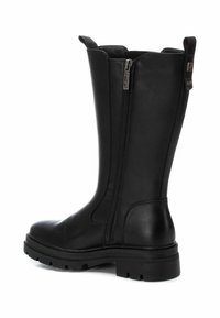 Stivaletti neri in pelle con una texture liscia, zip laterale e suola robusta. La parte superiore presenta un leggero svaso nella parte superiore.