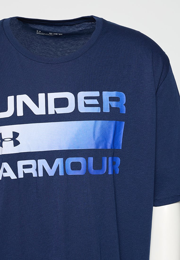 Camiseta de manga corta azul marino con el texto y logo de "UNDER ARMOUR" en azul degradado en el pecho.