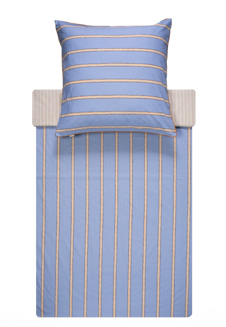 Un ensemble de literie avec une housse de couette bleu clair et une taie d'oreiller assortie ornée de fines rayures verticales crème et orange. Texture de tissu douce.