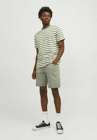 Jack & Jones STRICK ORIGINAL - Farkkushortsit - oil green