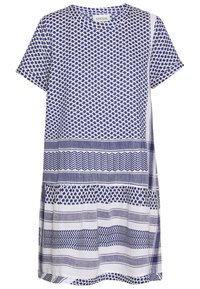 Blå och vit mönstrad kortärmad klänning med en mängd geometriska mönster och en plisserad fåll. Tillverkad av lättviktsmaterial.