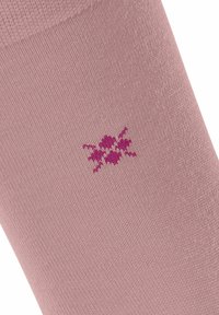 Calza rosa fino al ginocchio con un motivo di maglia testurizzato. Presenta un piccolo design floreale viola vicino alla parte superiore. Materiale liscio e vestibilità aderente.