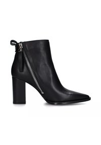 Stivale alla caviglia in pelle nera con punta affusolata, dettaglio con zip laterale e tacco spesso. Texture liscia e design elegante.