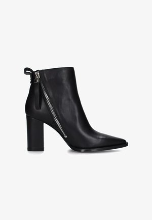 Stivale alla caviglia in pelle nera con punta affusolata, dettaglio con zip laterale e tacco spesso. Texture liscia e design elegante.