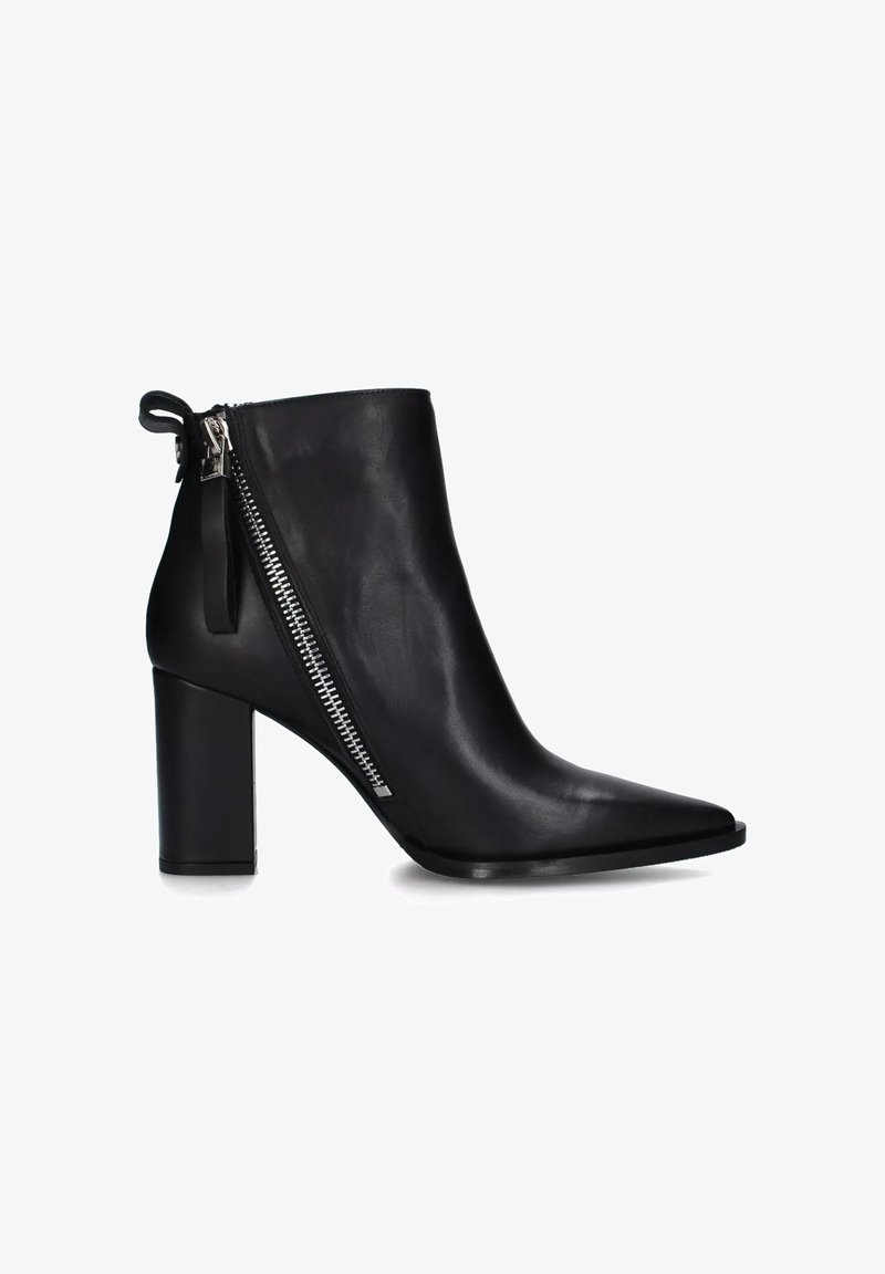 Stivale alla caviglia in pelle nera con punta affusolata, dettaglio con zip laterale e tacco spesso. Texture liscia e design elegante.