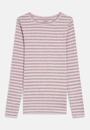 Langermet skjorte laget av mykt stoff, med horisontale striper i rosa og grått. Rund hals og ribbet tekstur.