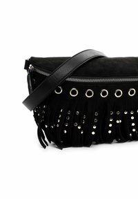 Borsa a tracolla nera in suede con dettagli frangiati, borchie e occhielli in argento. Presenta una chiusura con zip e una robusta tracolla in pelle.