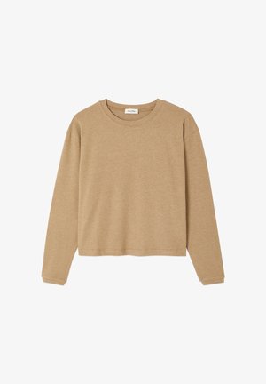 Lichtbruine cropped sweatshirt met lange mouwen, ronde hals en eenvoudige naaddetails, weergegeven op een witte achtergrond.