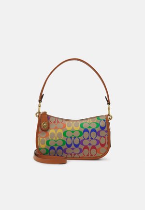 Bolso pequeño de hombro con patrón entrelazado multicolor, ribete de cuero tostado, cierre giratorio dorado y correa desmontable sobre fondo blanco.