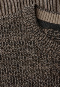 Texturierter Strickpullover aus dunklem und hellem Braun, mit einem gerippten Kragen und abwechselnden Streifenmustern im gesamten Design.